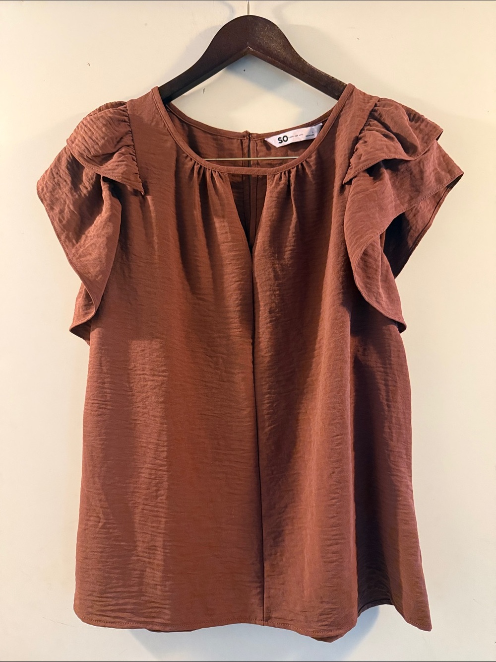 SO Women's Ruffle Sleeve Blouse in Rust Brown Keyhole Detail Sz Large EUC